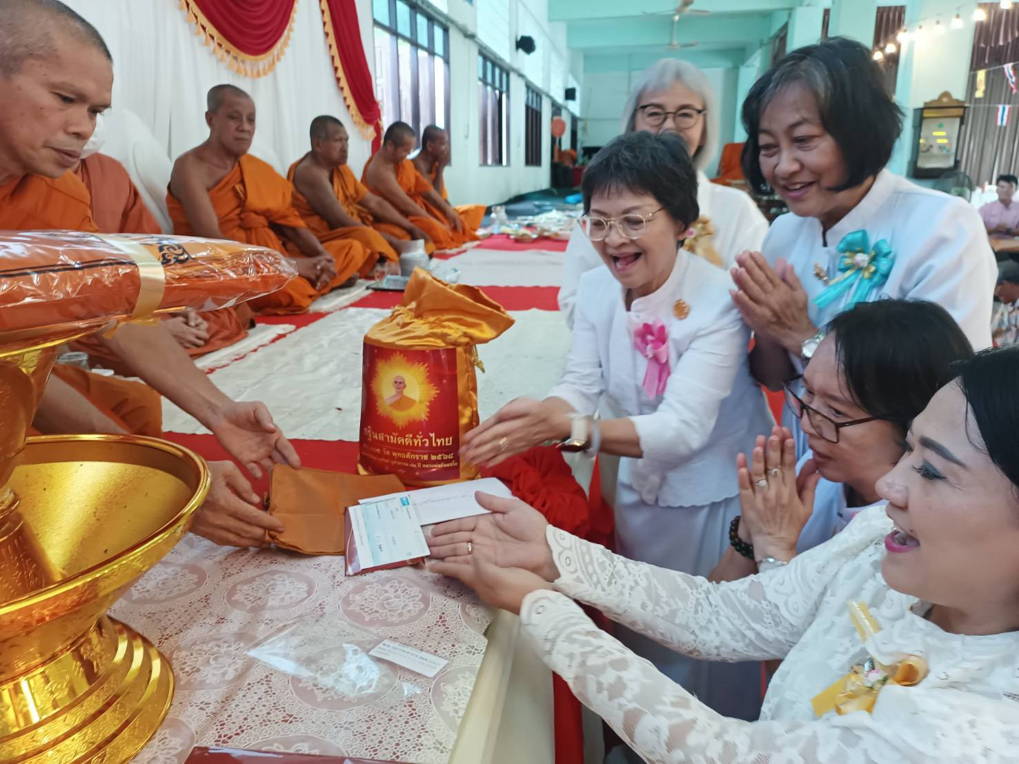 ภาพการถวายปัจจัยวัดปากดงท่าศาล