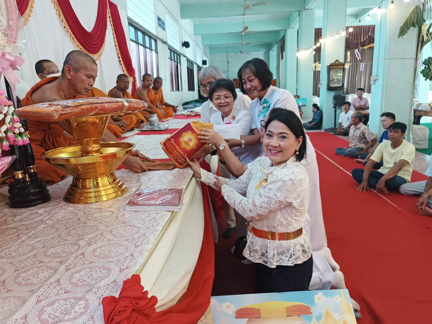 ภาพหมู่ถือพานถวายปัจจัยวัดปากดงท่าศาล