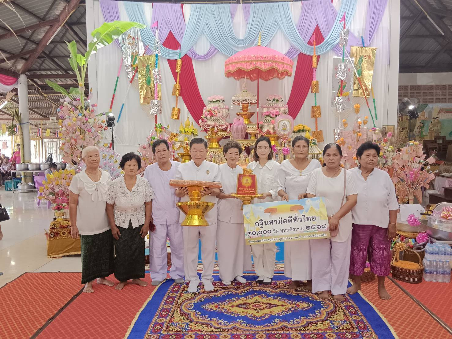 ภาพหมู่ถือพานถวายปัจจัยวัดขรัวตาหนู