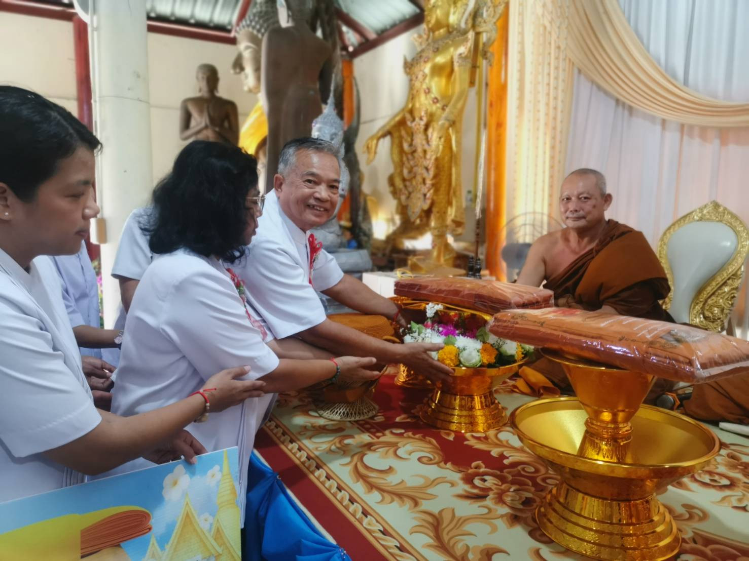 ภาพหมู่ถือพานถวายปัจจัยวัดหลวง(ร้าง)