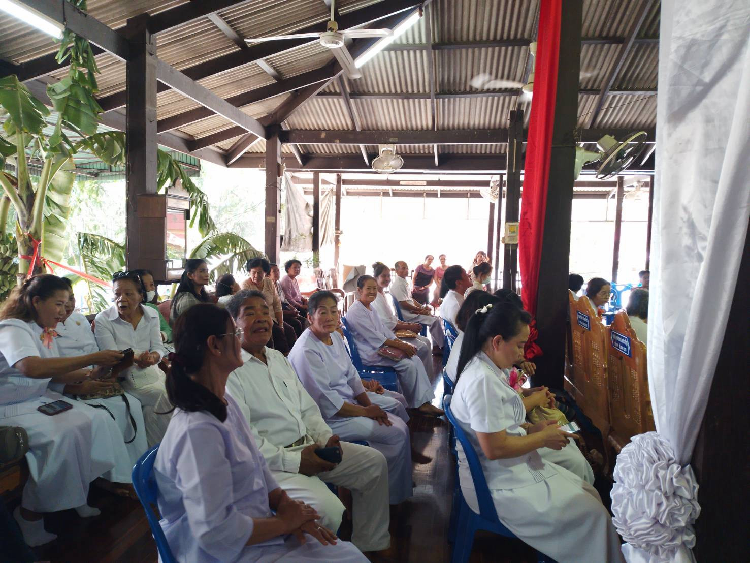 ภาพร่วมพิธีกรรมวัดโพธิ์เงิน