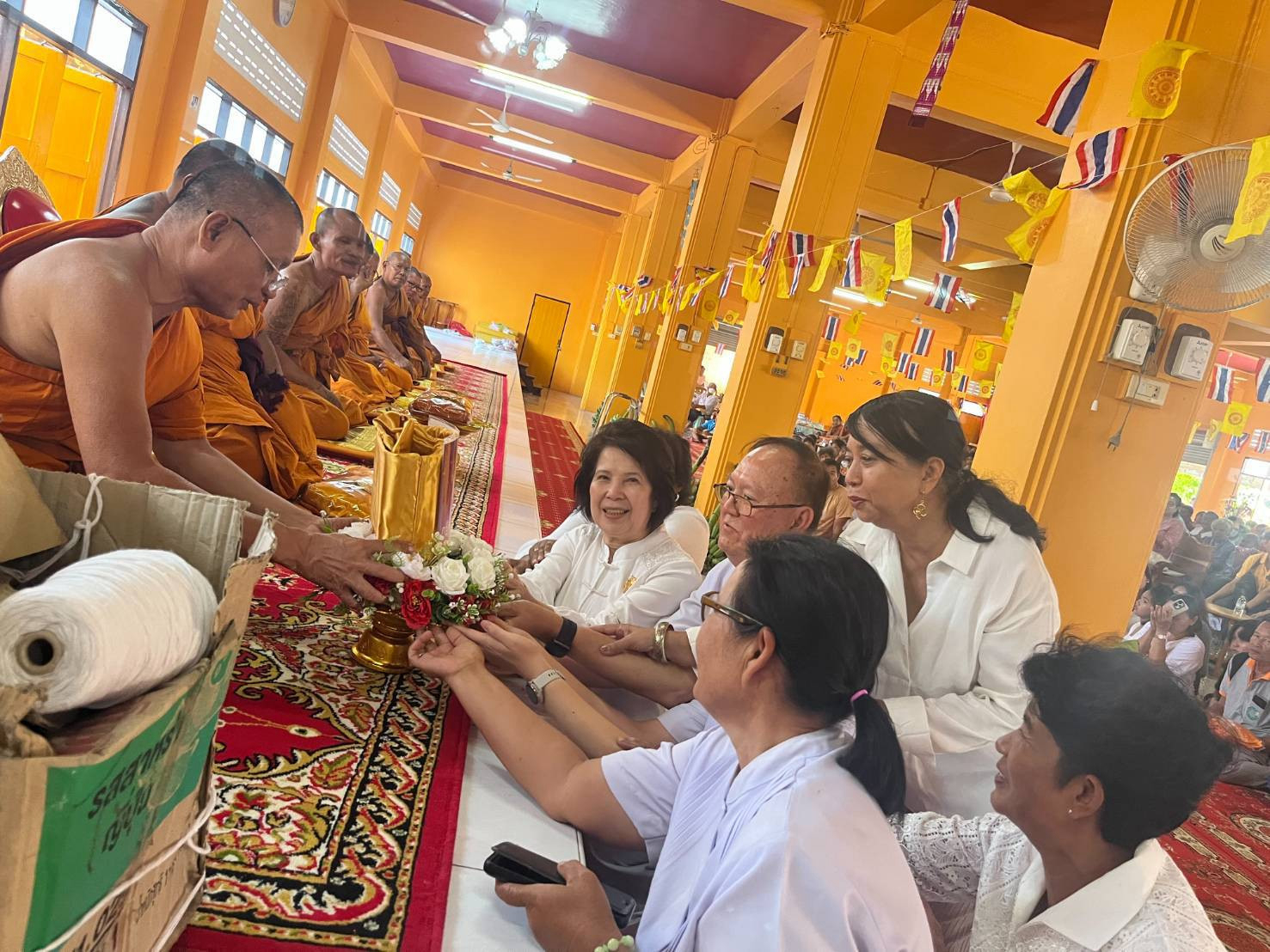 ภาพการถวายปัจจัยวัดปฐมเจดีย์