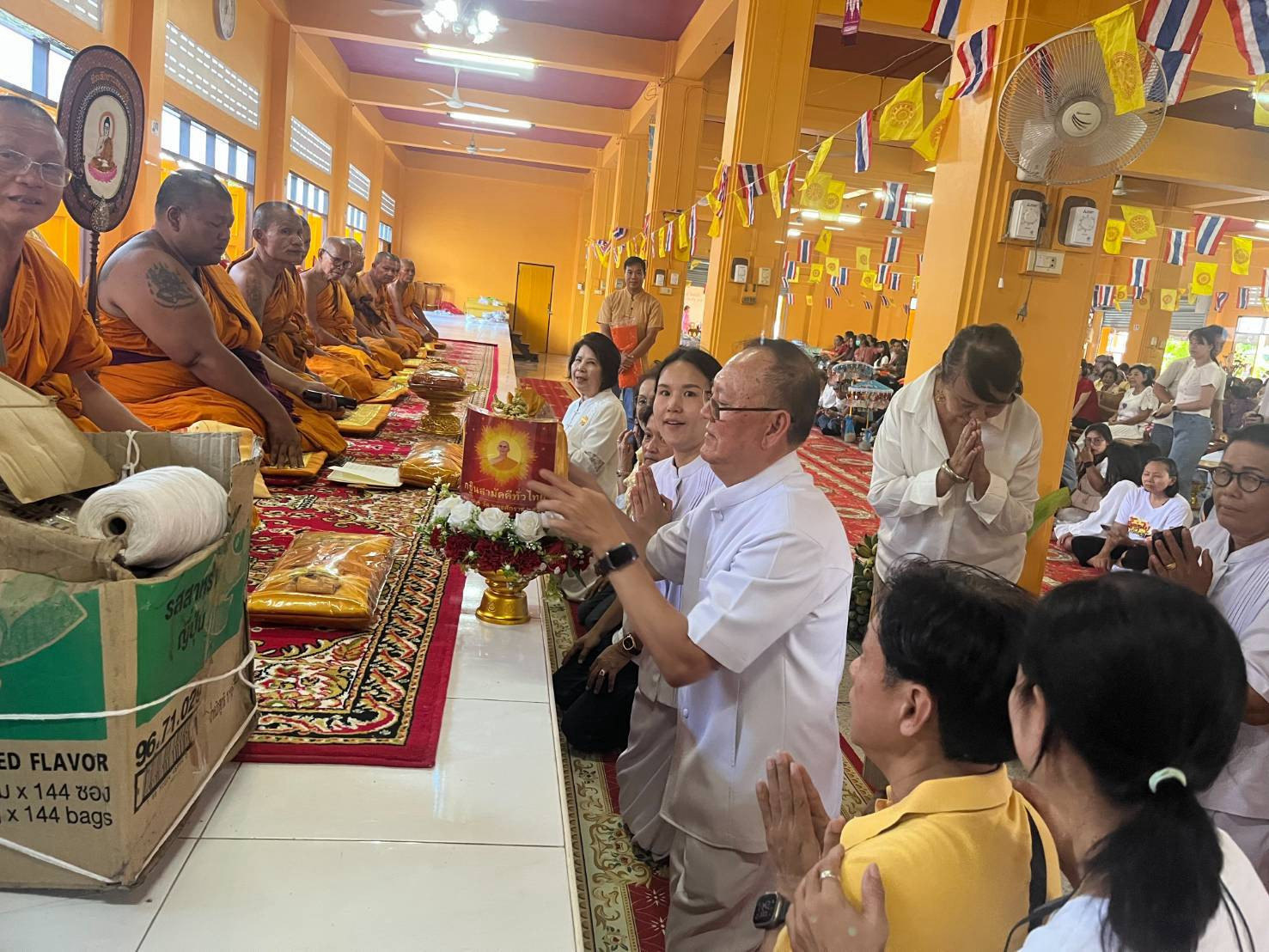 ภาพหมู่ถือพานถวายปัจจัยวัดปฐมเจดีย์