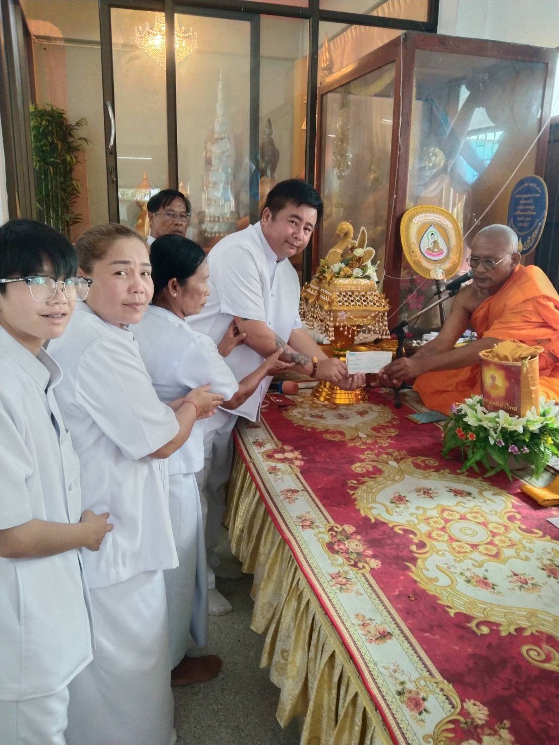 ภาพการถวายปัจจัยวัดไผ่แอกสามัคคีธรรม