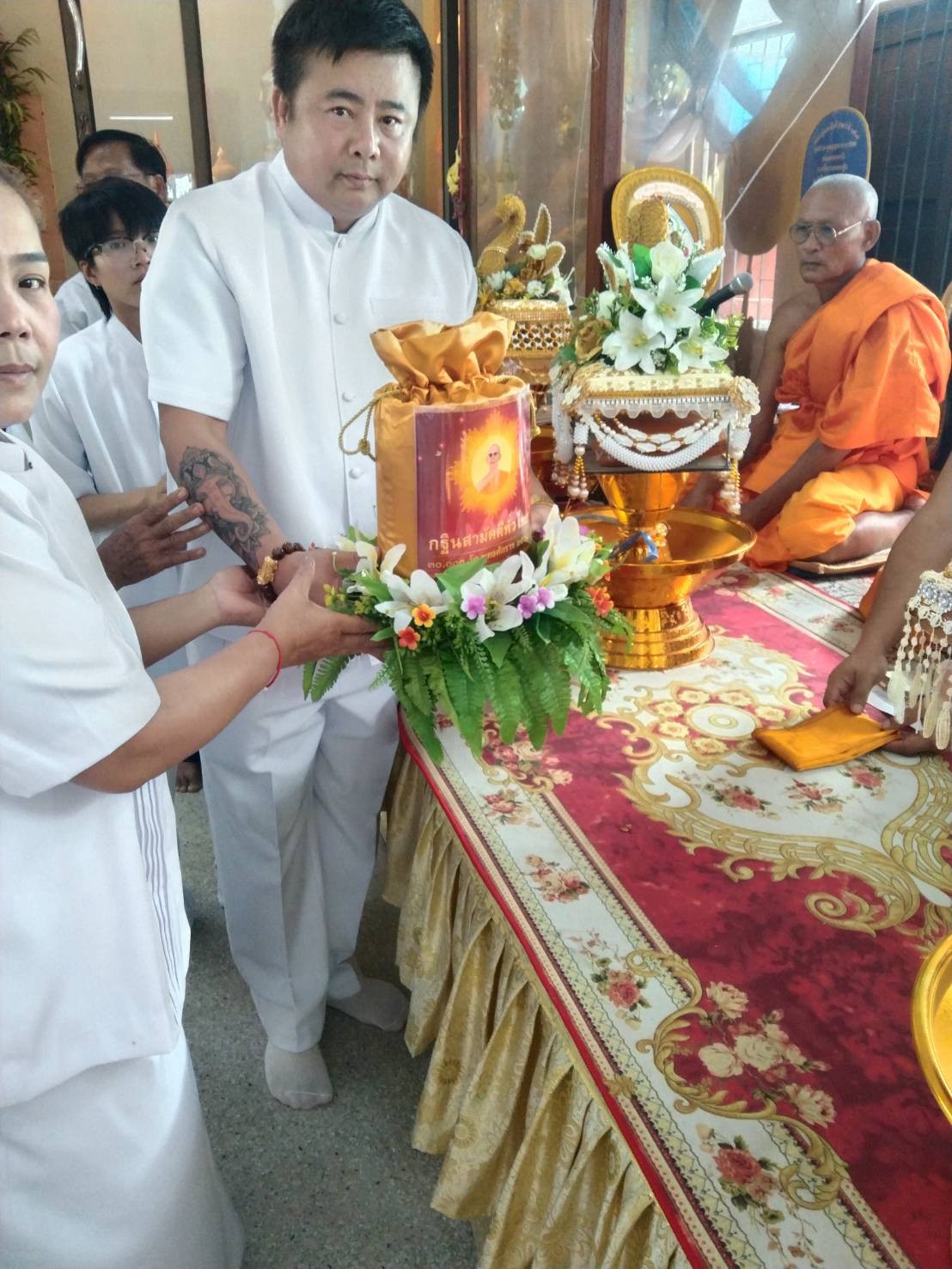 ภาพหมู่ถือพานถวายปัจจัยวัดไผ่แอกสามัคคีธรรม