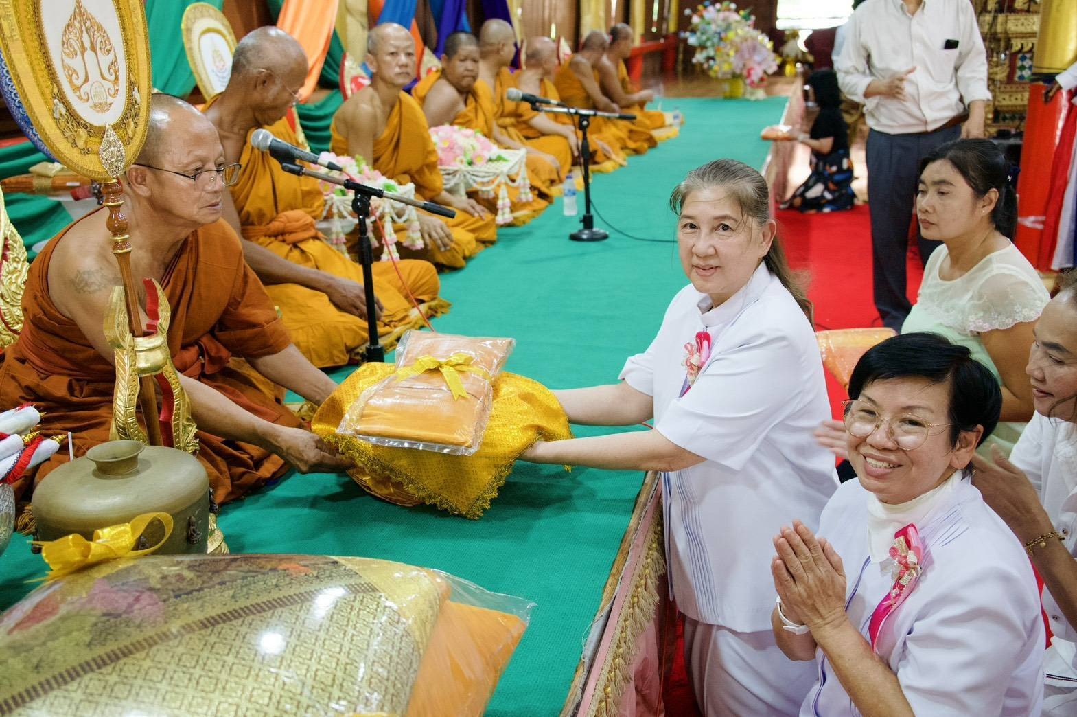 ภาพการถวายปัจจัยวัดบางยี่หน