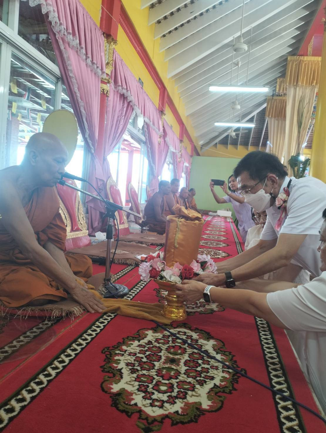 ภาพการถวายปัจจัยวัดฤกษ์บุญมี