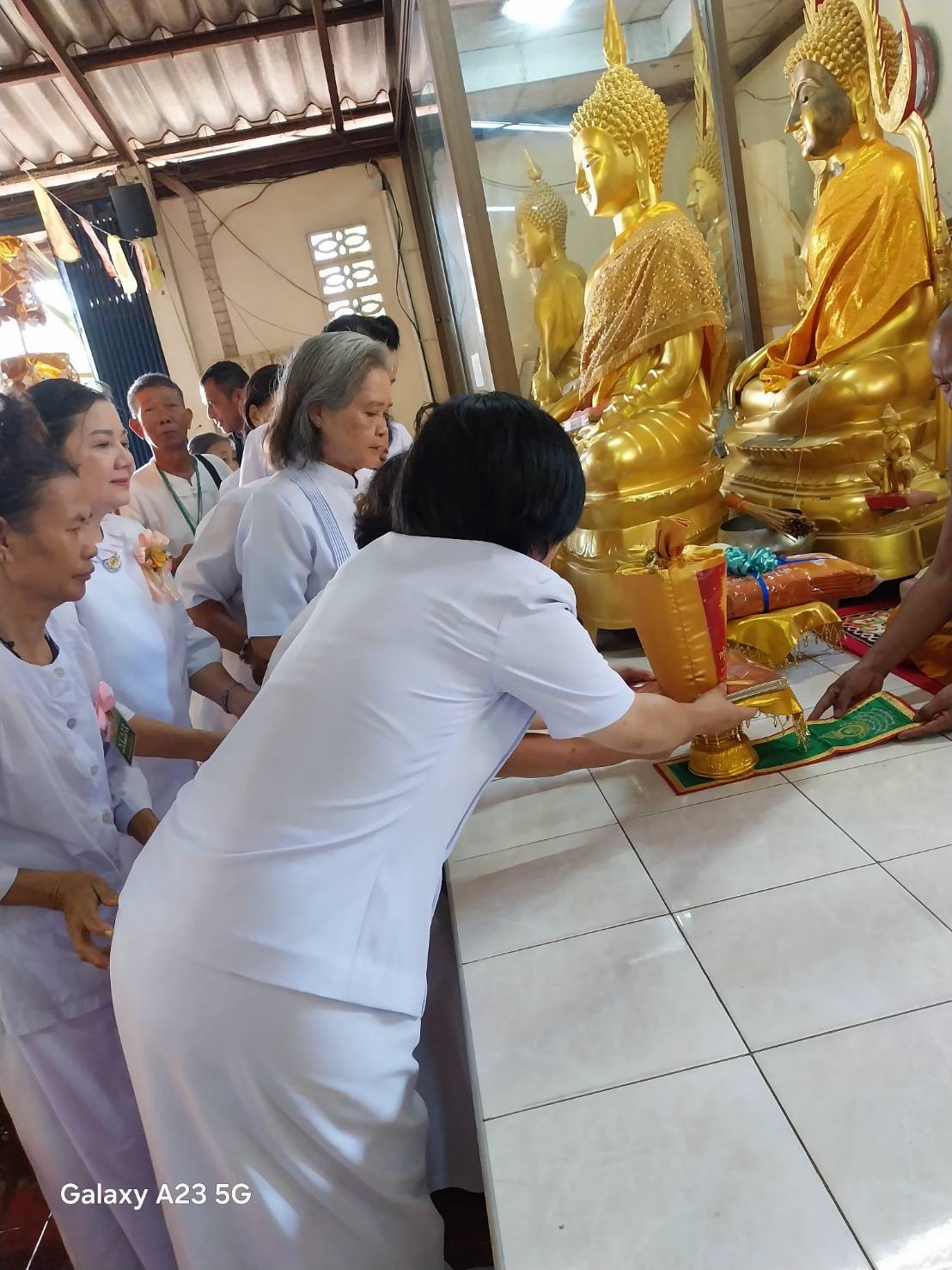 ภาพการถวายปัจจัยวัดหนองยาว