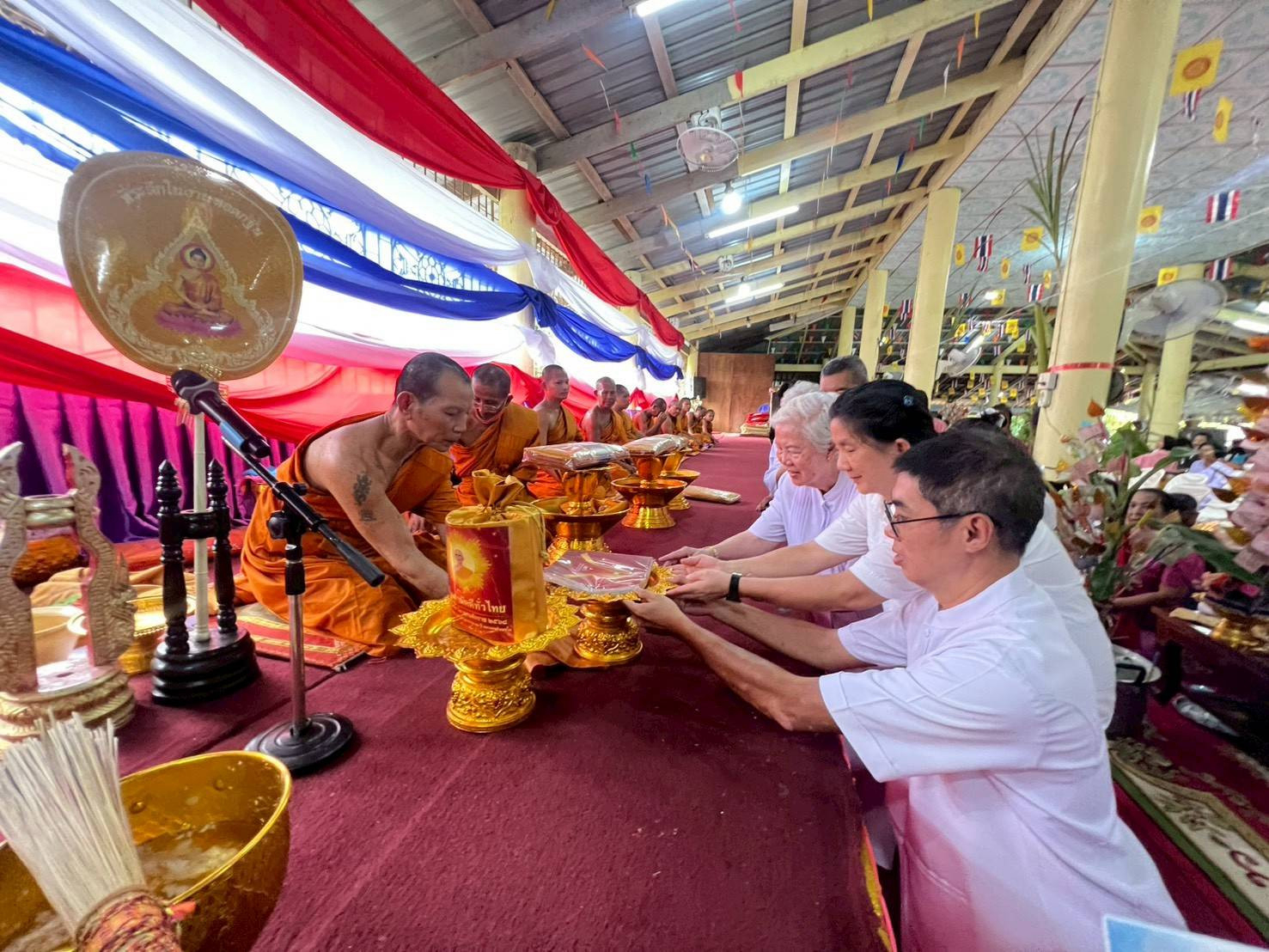 ภาพการถวายปัจจัยวัดทุ่งนาตาปิ่น