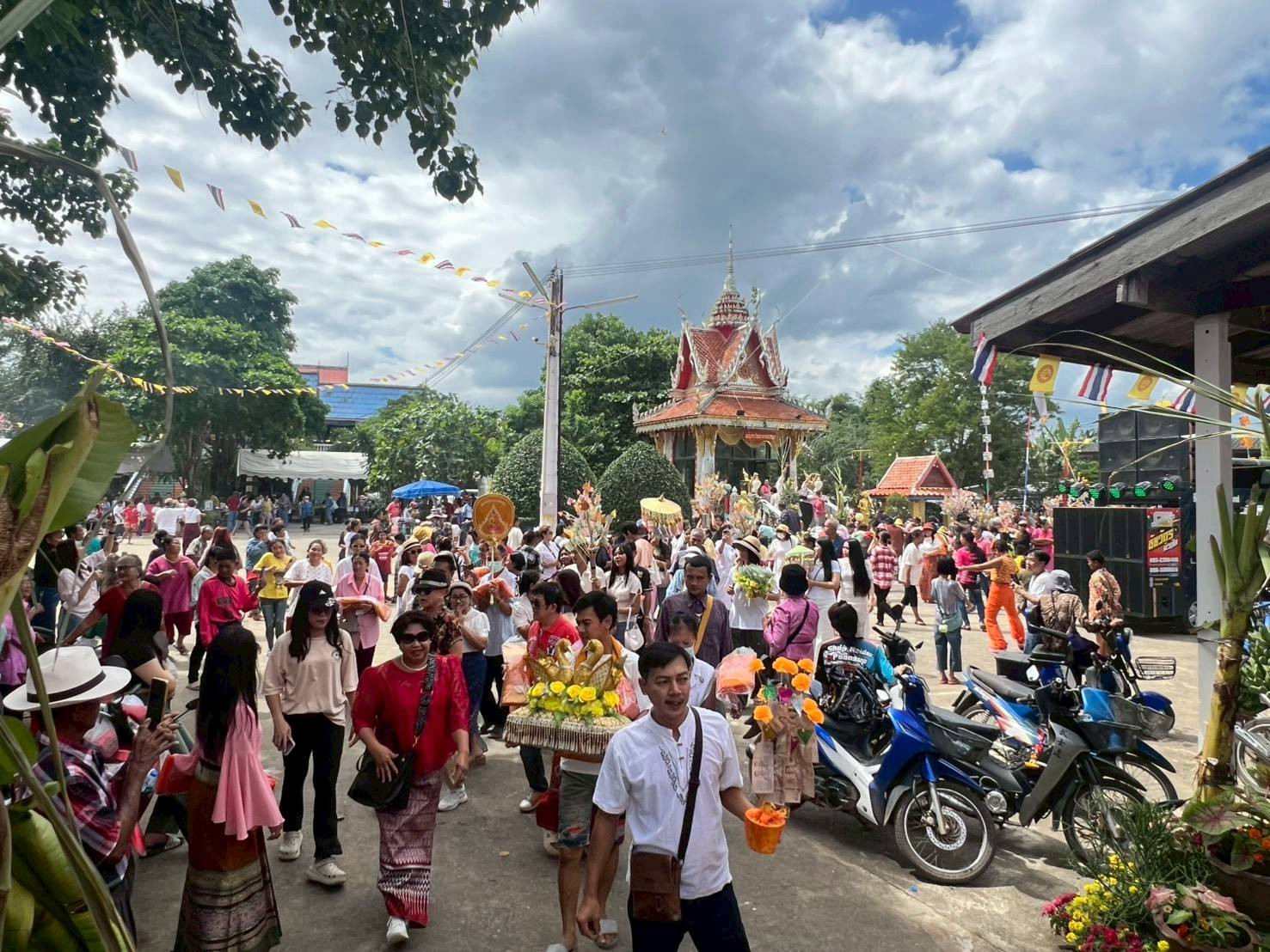 ภาพร่วมพิธีกรรมวัดทุ่งนาตาปิ่น