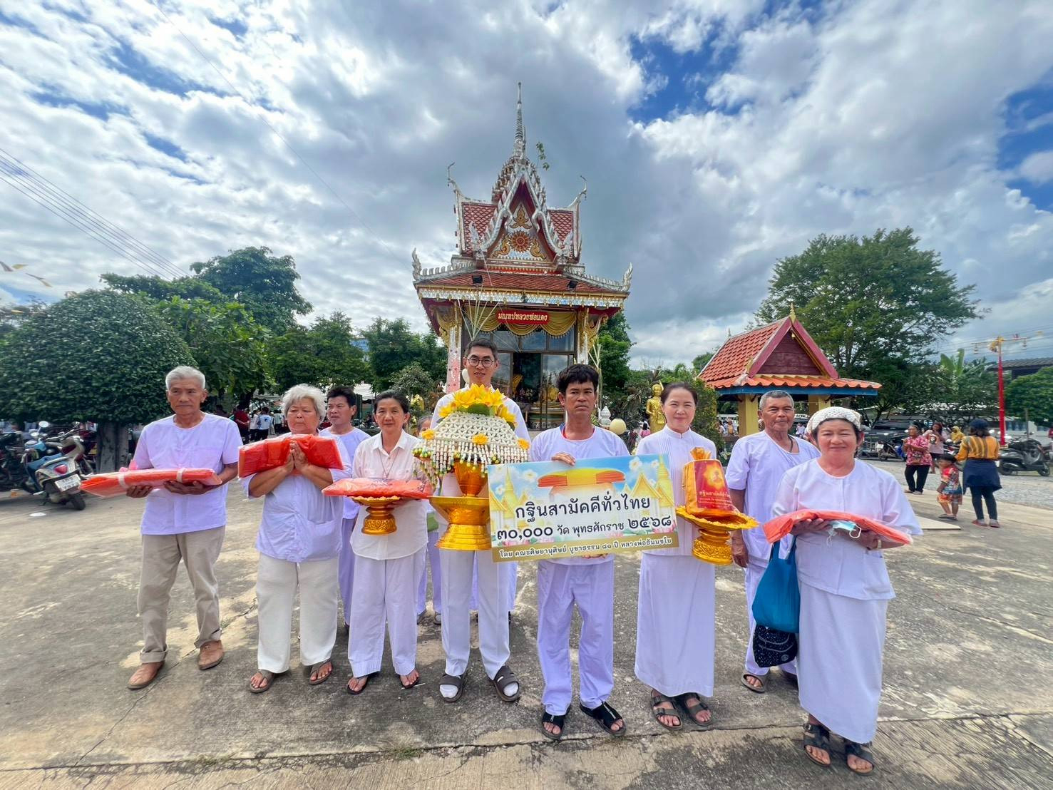 ภาพร่วมพิธีกรรมวัดทุ่งนาตาปิ่น