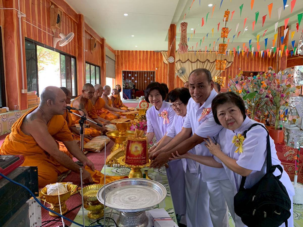 ภาพการถวายปัจจัยที่พักสงฆ์เขาแก้วเจริญธรรม