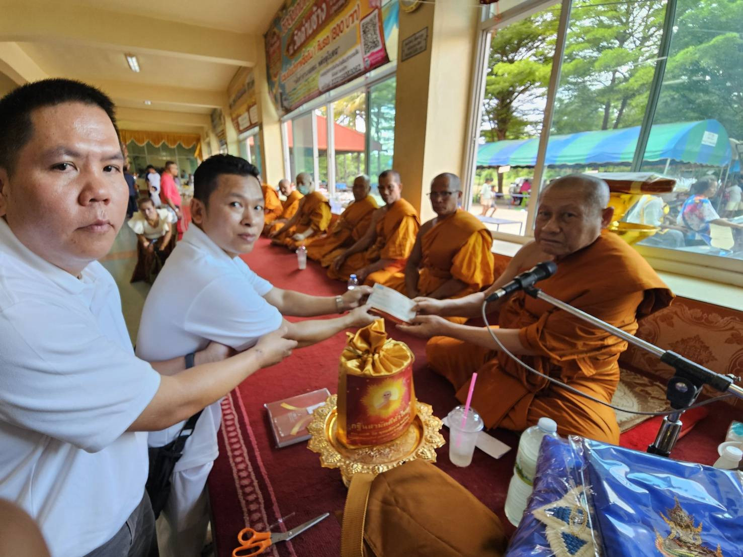 ภาพการถวายปัจจัยวัดด่านช้าง