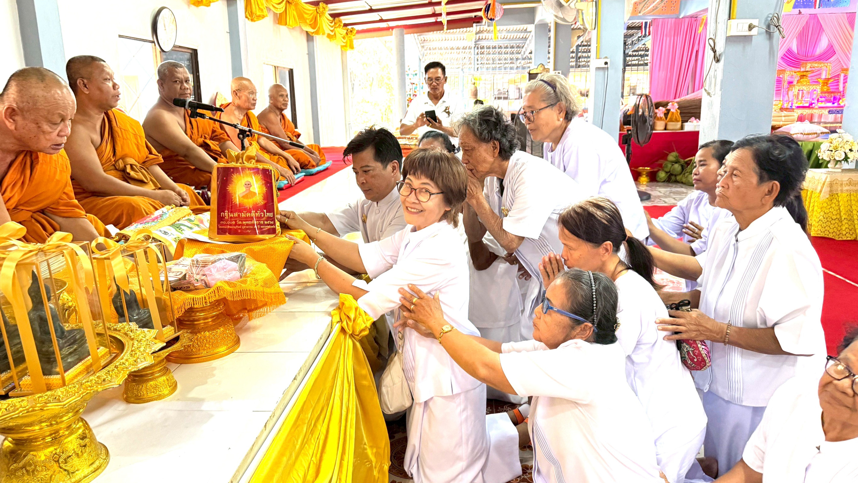ภาพการถวายปัจจัยวัดหนองแขม