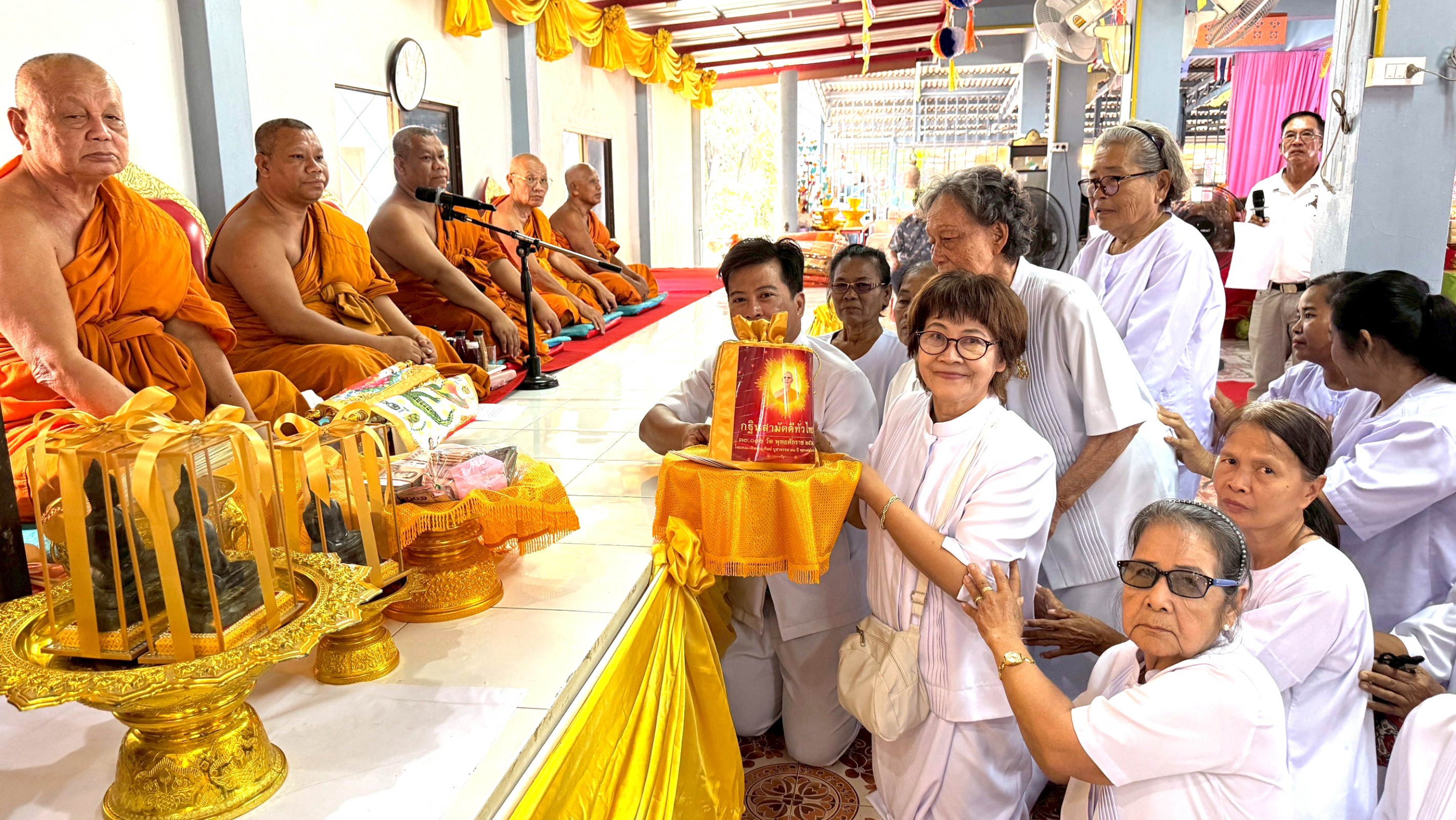 ภาพหมู่ถือพานถวายปัจจัยวัดหนองแขม