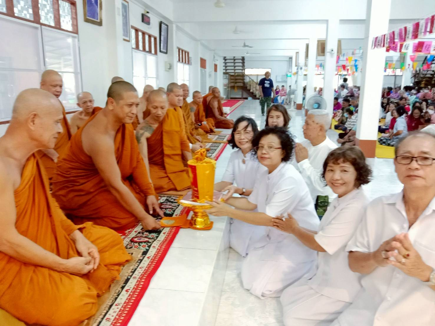 ภาพการถวายปัจจัยวัดดำรงธรรมาราม