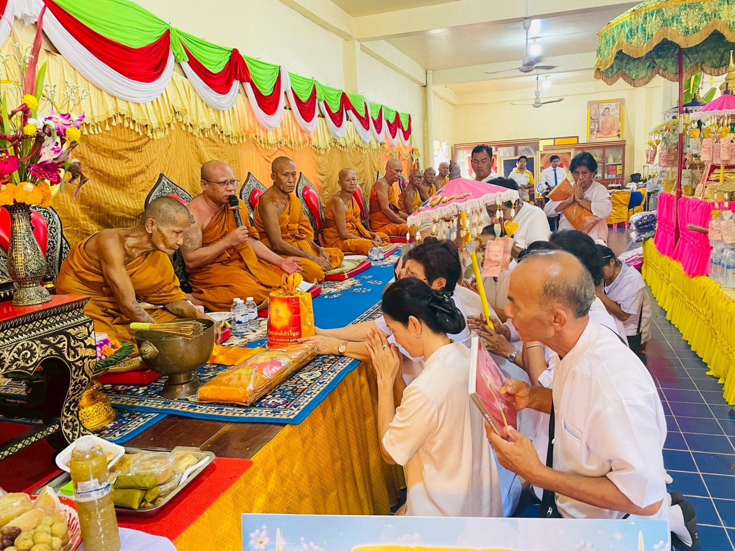 ภาพการถวายปัจจัยวัดสนามไชย