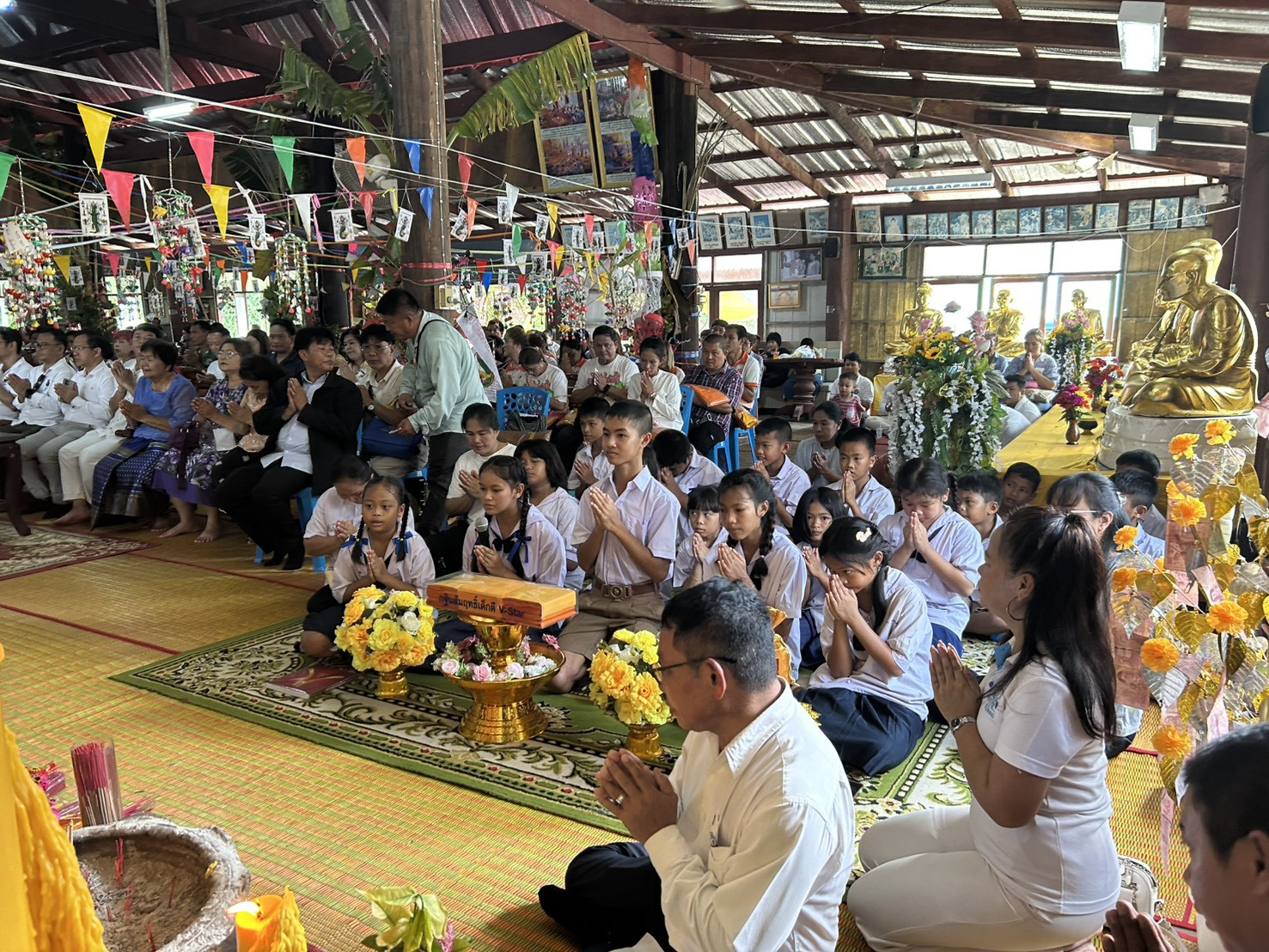 ภาพร่วมพิธีกรรมวัดเขาแดง