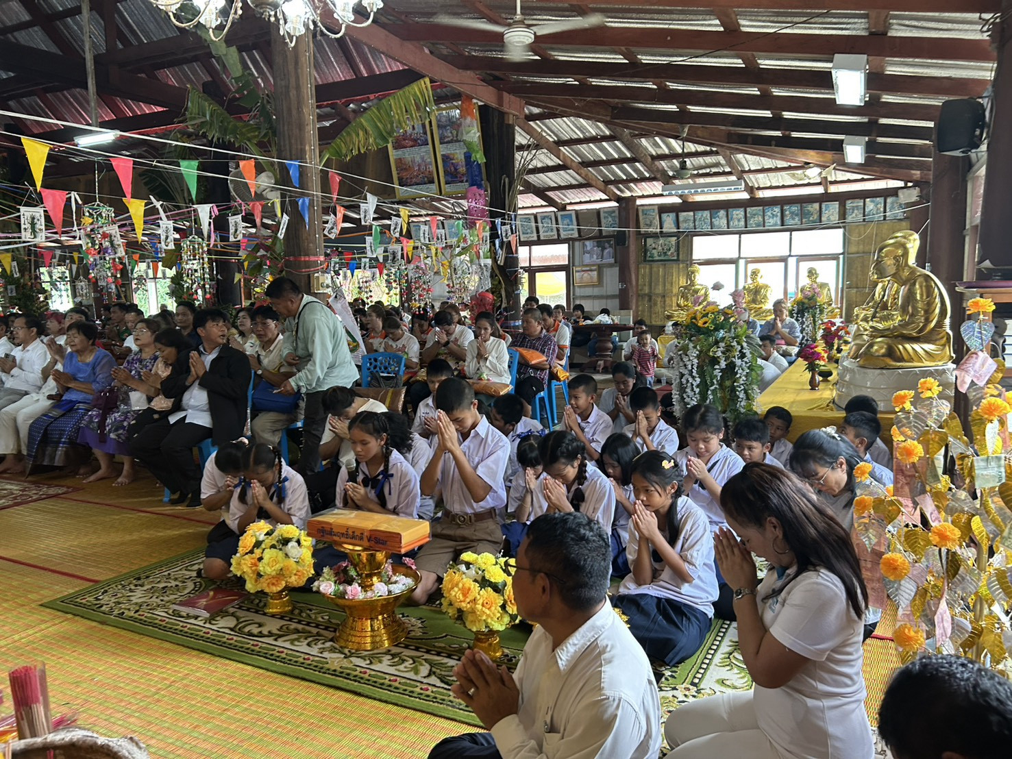 ภาพร่วมพิธีกรรมวัดเขาแดง