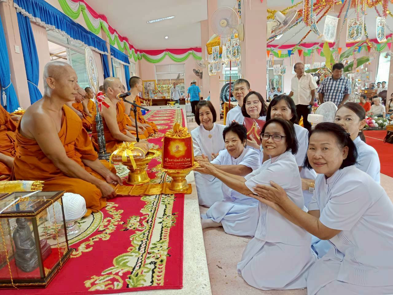 ภาพการถวายปัจจัยวัดท่าสอน