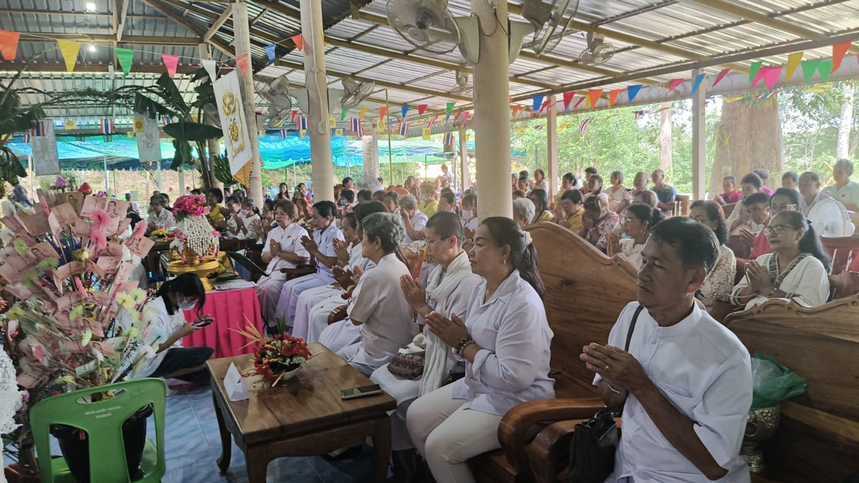 ภาพร่วมพิธีกรรมที่พักสงฆ์ป่าเขาไผ่