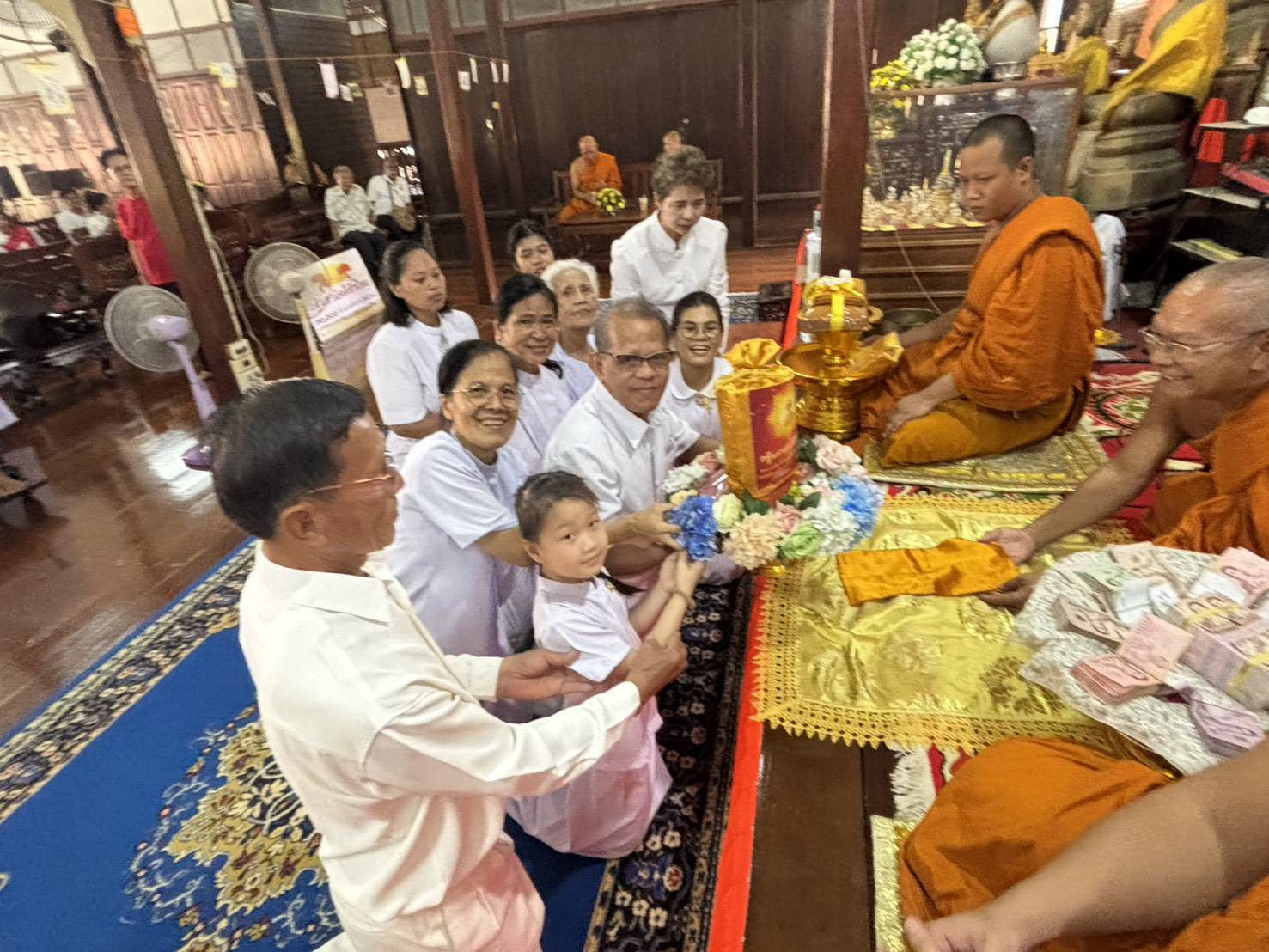 ภาพการถวายปัจจัยวัดเนินสูง