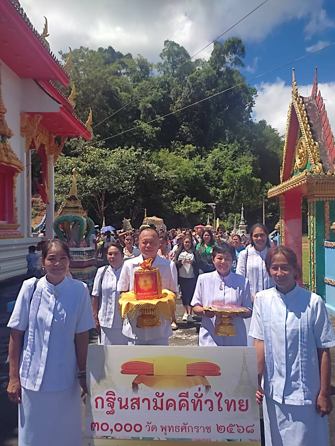 ภาพร่วมขบวนกฐินวัดบ่อชะอม