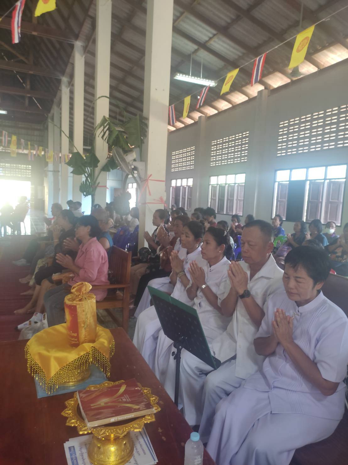 ภาพร่วมพิธีกรรมวัดบ่อชะอม