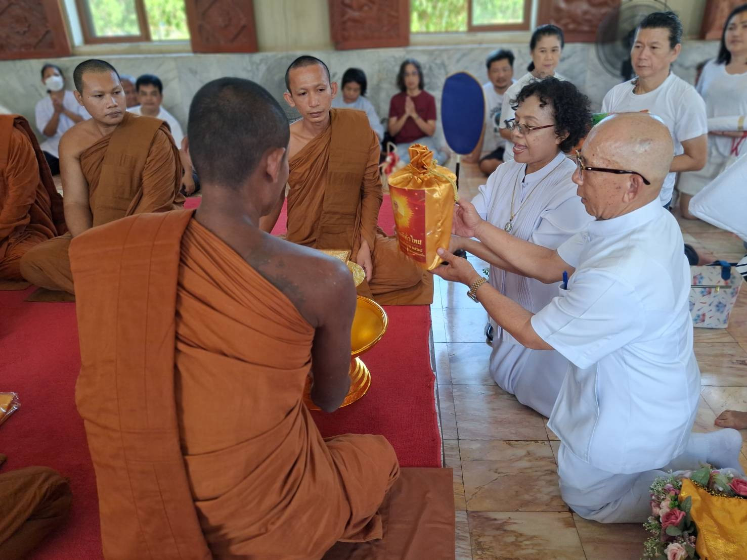 ภาพการถวายปัจจัยวัดเขาแก้ว