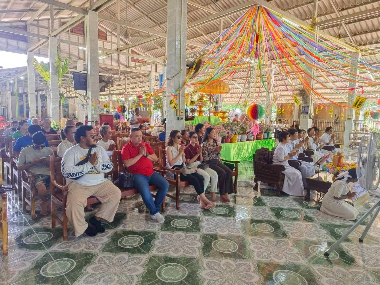 ภาพร่วมพิธีกรรมวัดเกาะลอย