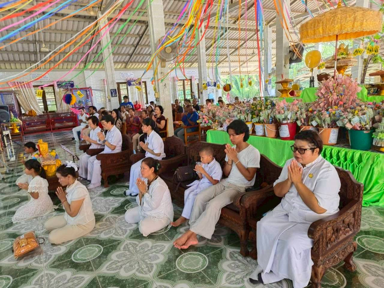 ภาพร่วมพิธีกรรมวัดเกาะลอย