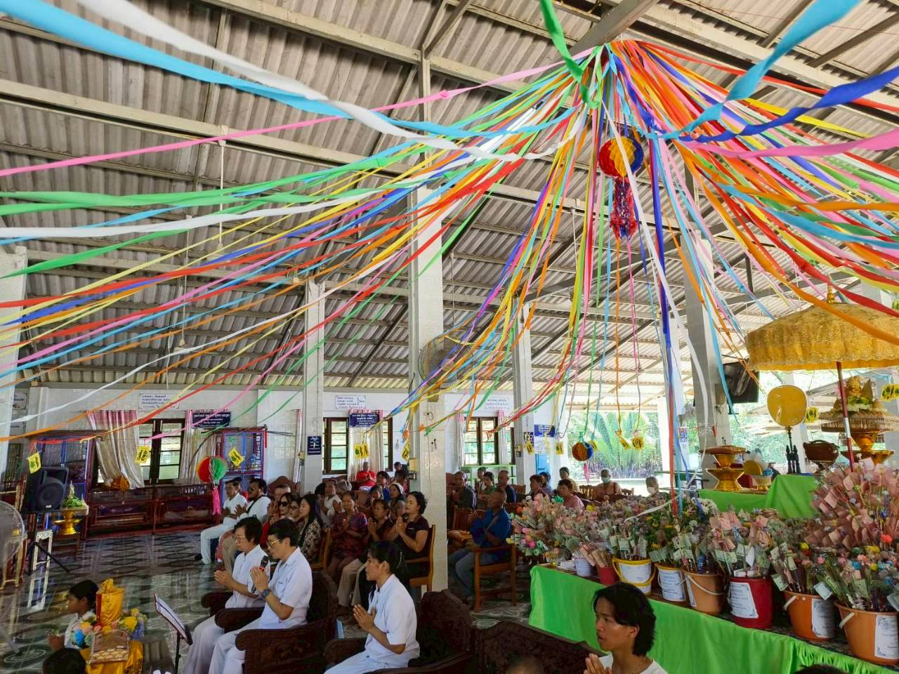 ภาพร่วมพิธีกรรมวัดเกาะลอย