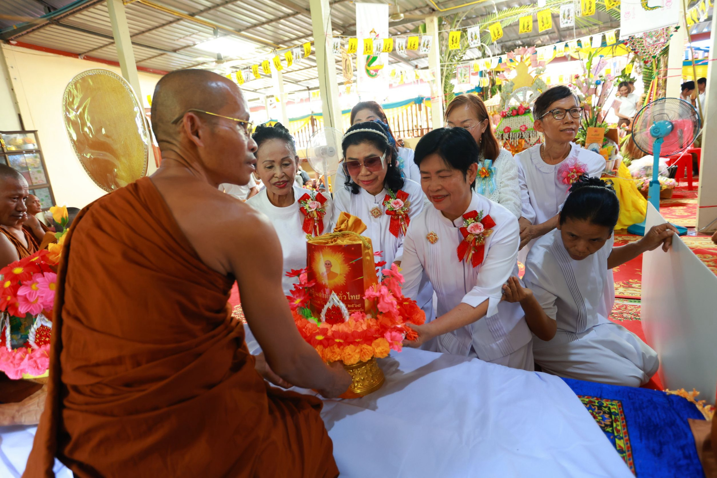 ภาพการถวายปัจจัยวัดป่าภูงาม