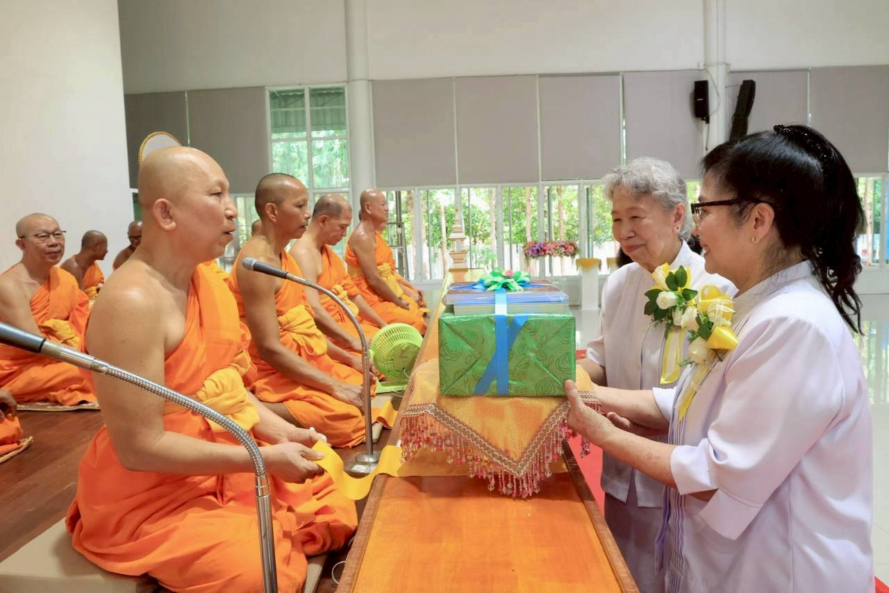 ภาพร่วมพิธีกรรมศูนย์ปฏิบัติธรรมบ้านโพธิ์