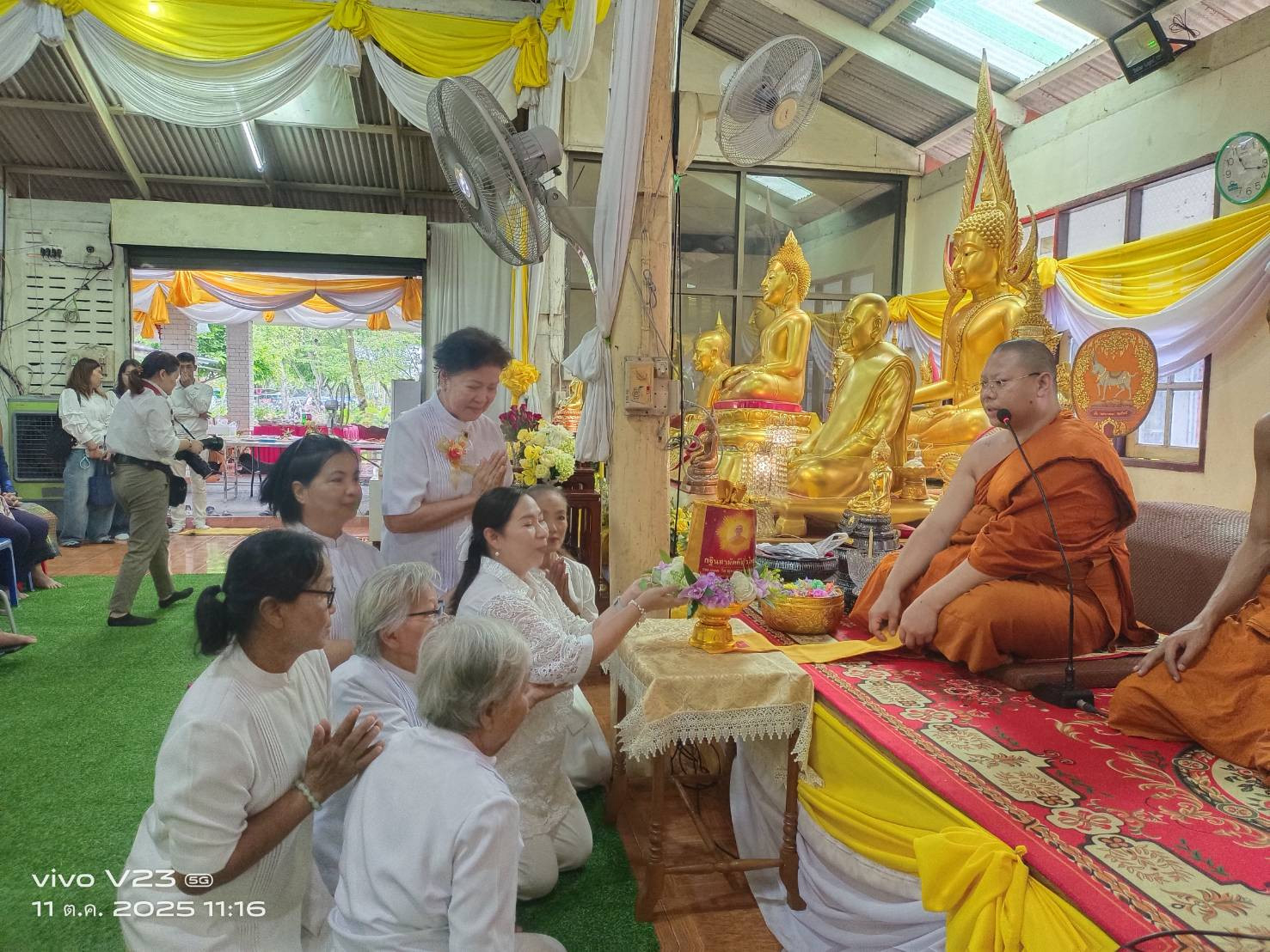 ภาพหมู่ถือพานถวายปัจจัยวัดตีตะเรด