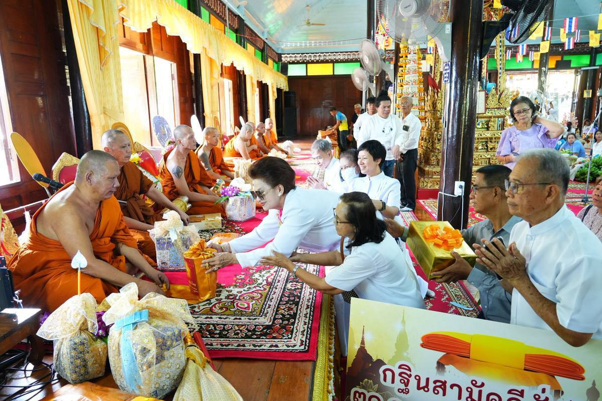 ภาพการถวายปัจจัยวัดโพธาราม