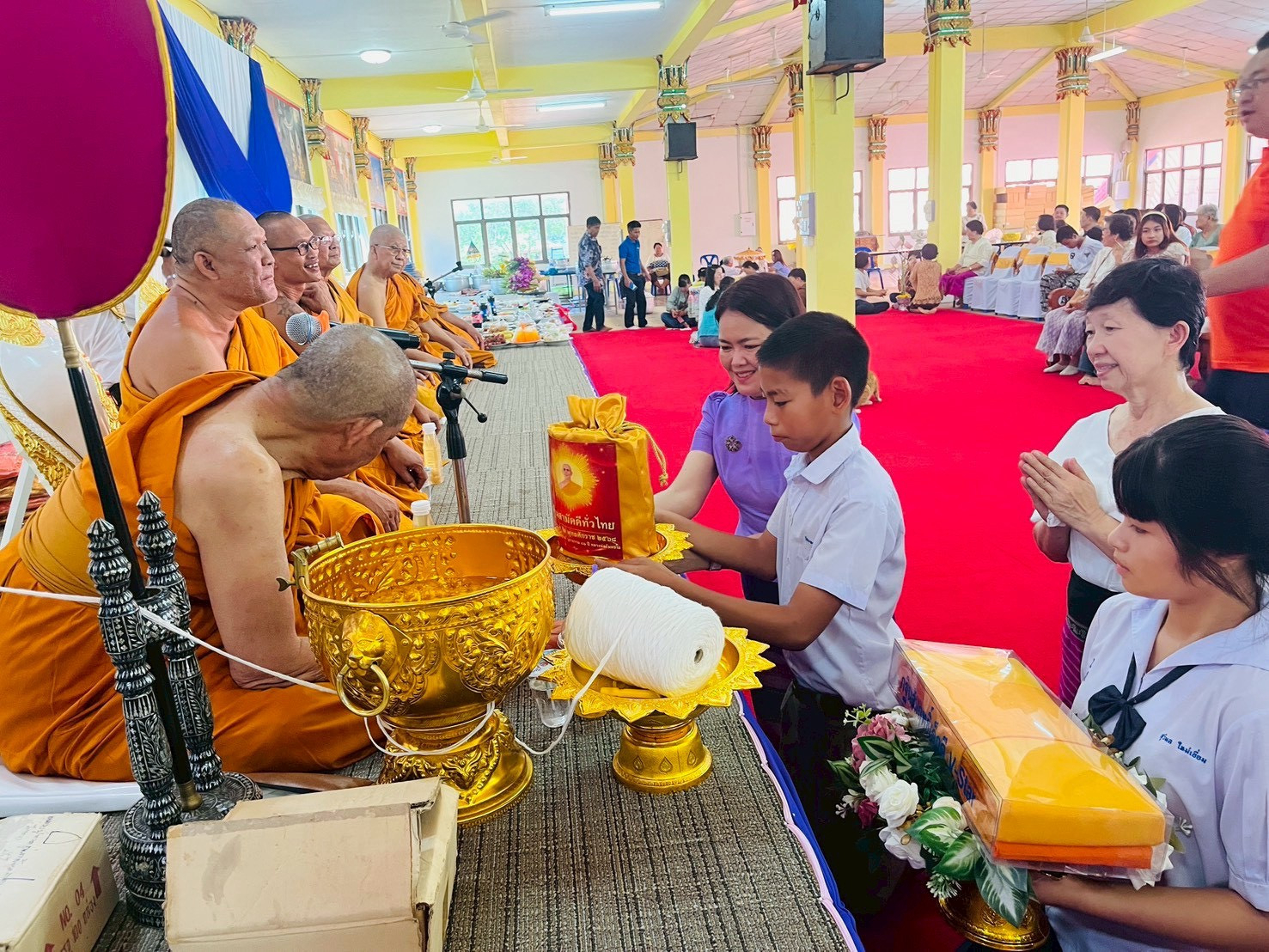 ภาพการถวายปัจจัยวัดแสนภุมราวาส