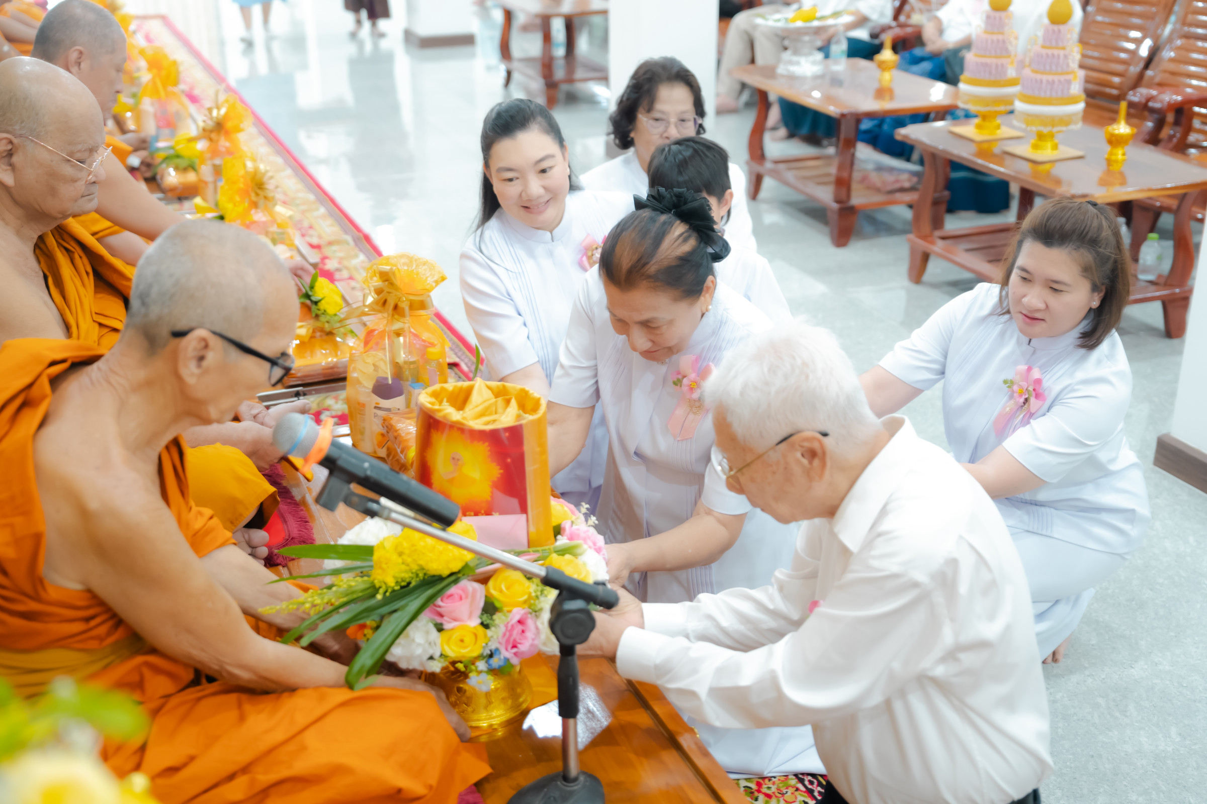 ภาพการถวายปัจจัยวัดไชยภูมิธาราม