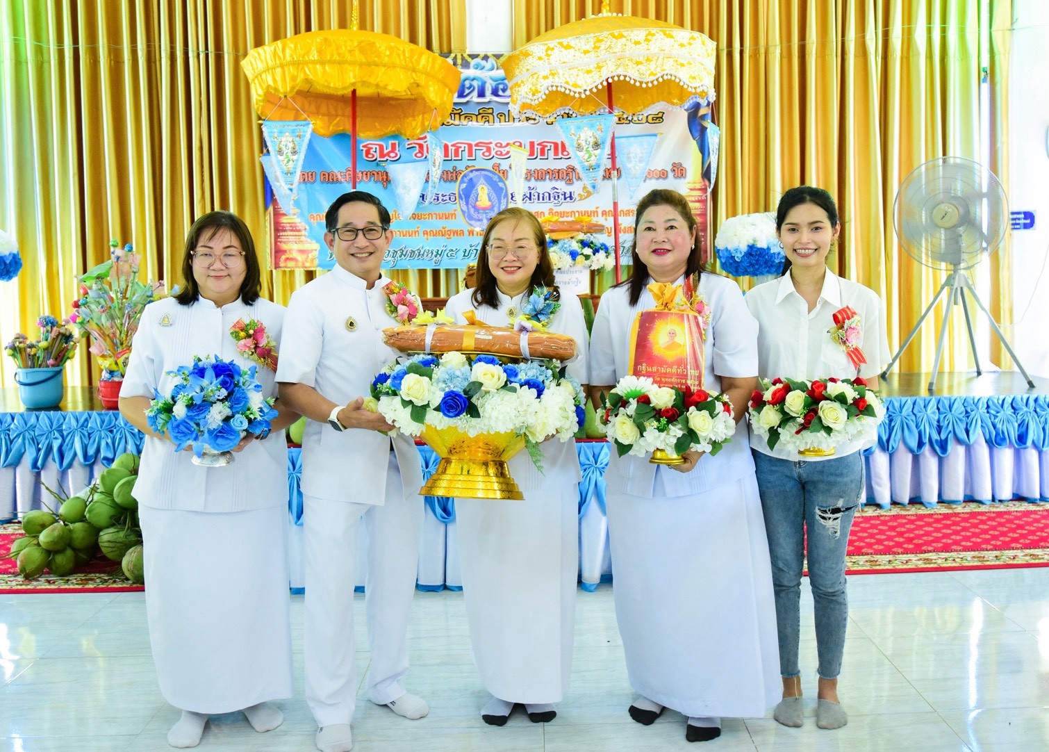 ภาพหมู่ถือพานถวายปัจจัยวัดกระบกเตี้ย