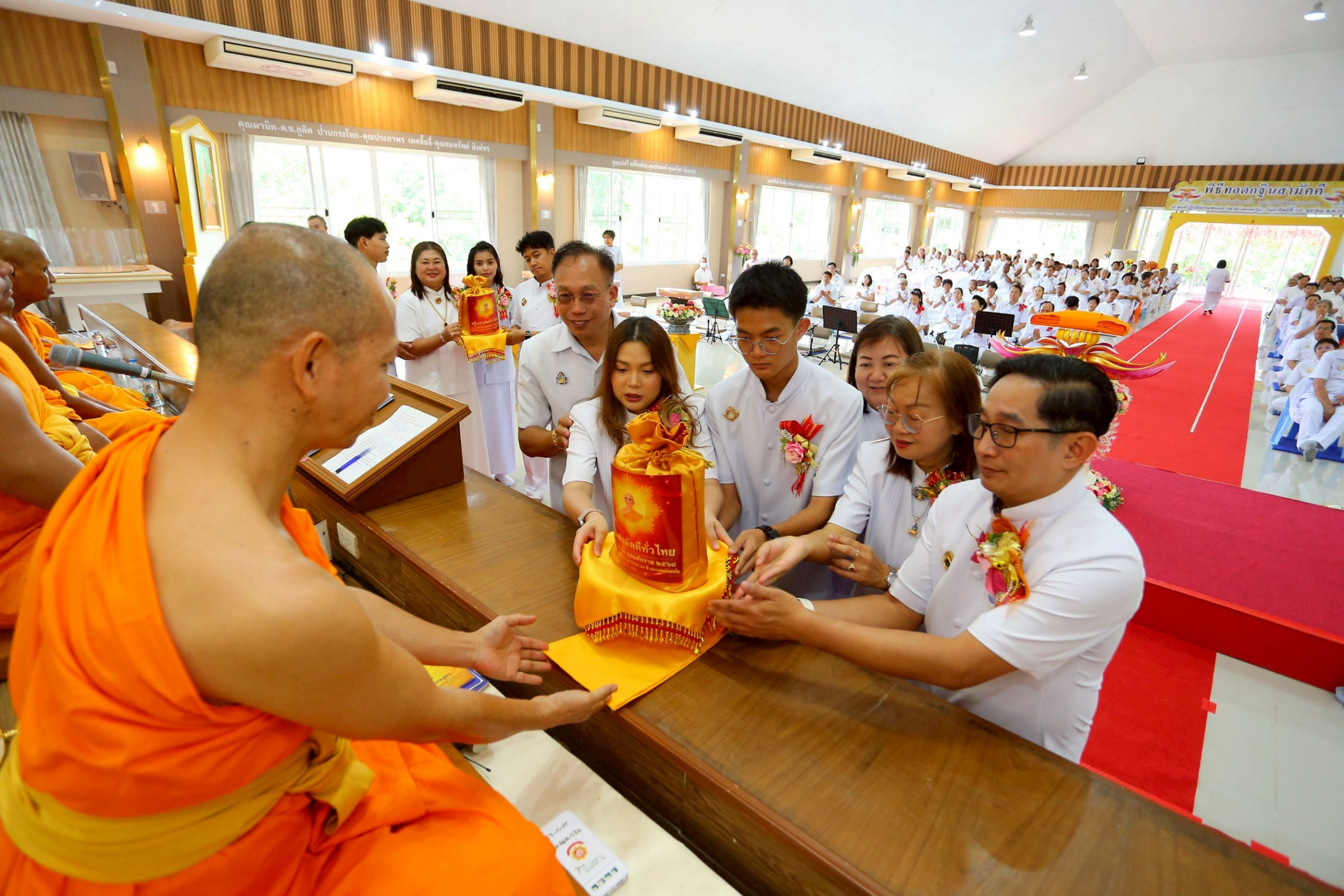 ภาพการถวายปัจจัยศูนย์ปฏิบัติธรรมพนมสารคาม