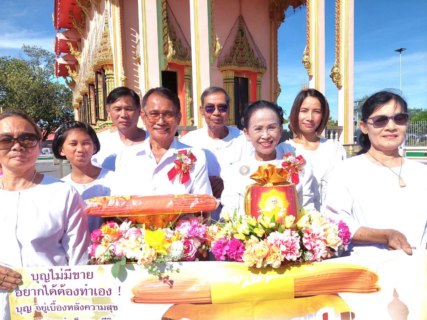 ภาพหมู่ถือพานถวายปัจจัยวัดบางกระเจ็ด