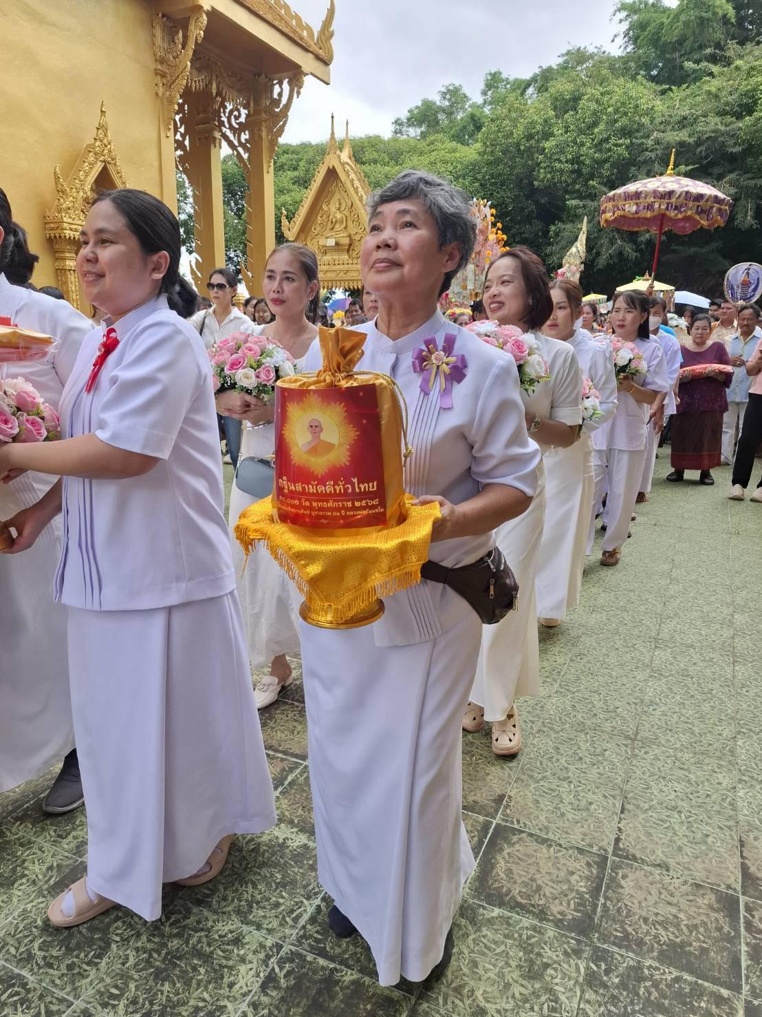 ภาพหมู่ถือพานถวายปัจจัยวัดบรรยงสุวรรณาราม