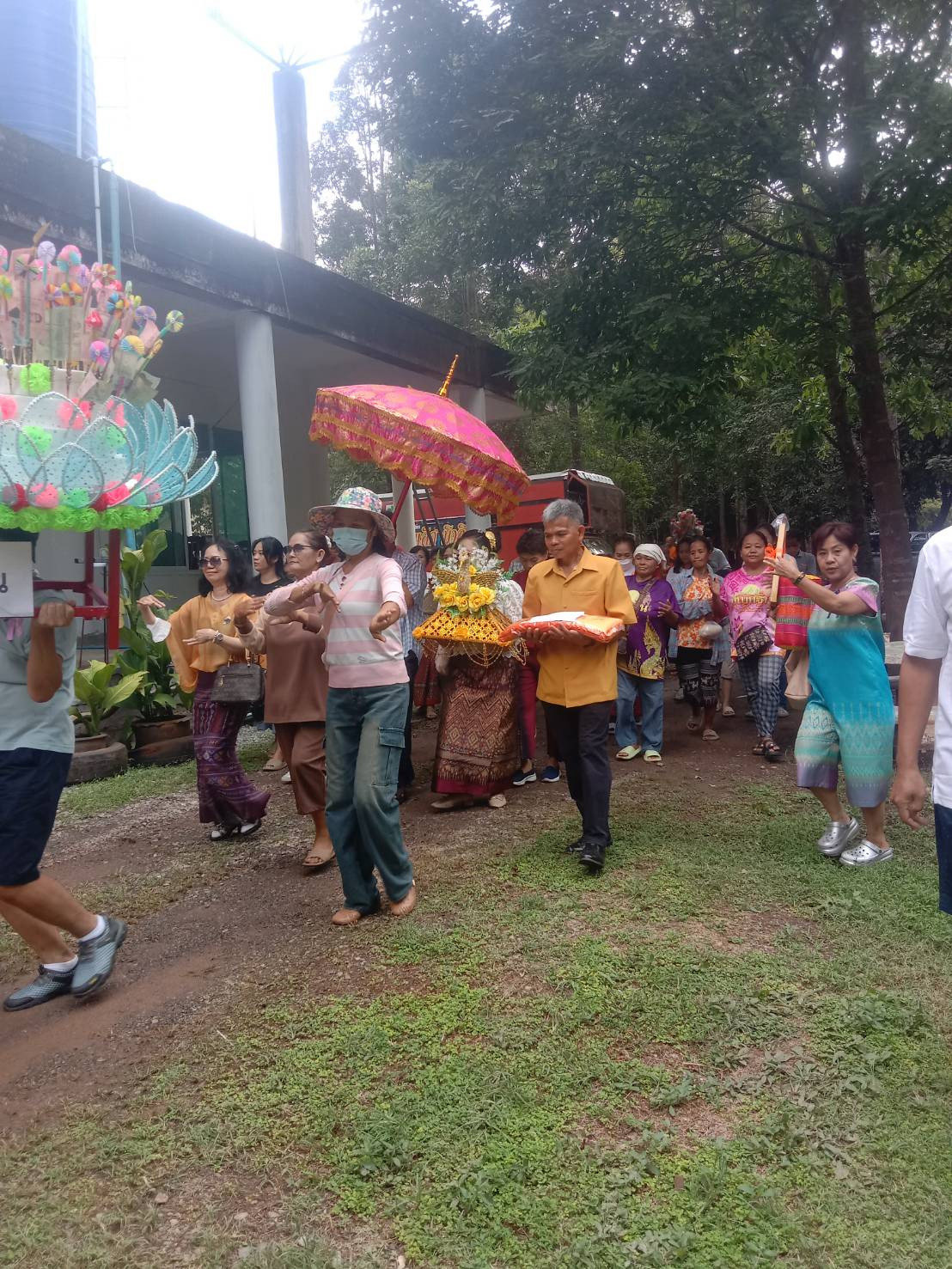 ภาพหมู่ถือพานถวายปัจจัยวัดอนันต์โชติการาม