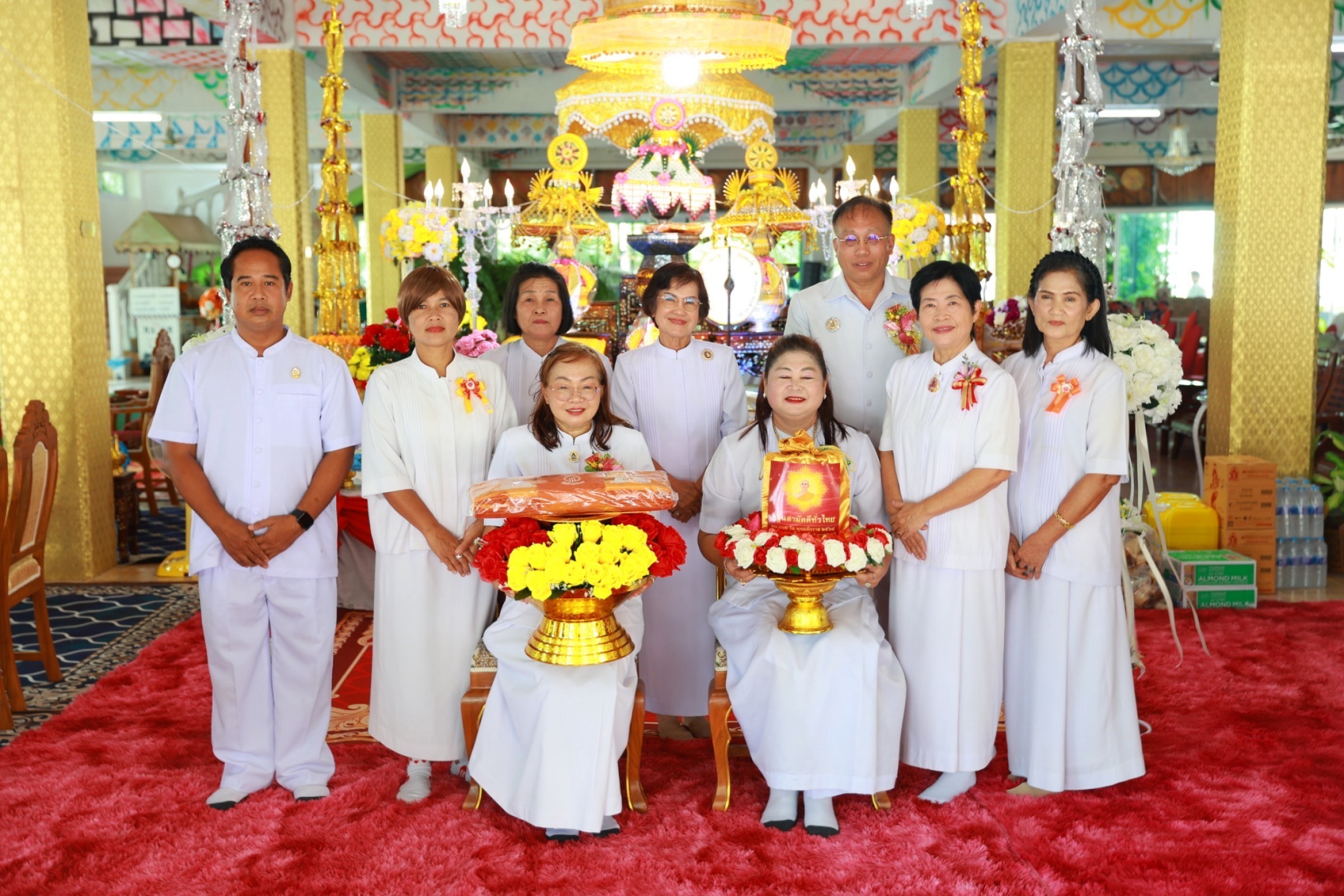 ภาพหมู่ถือพานถวายปัจจัยวัดหนองเค็ด