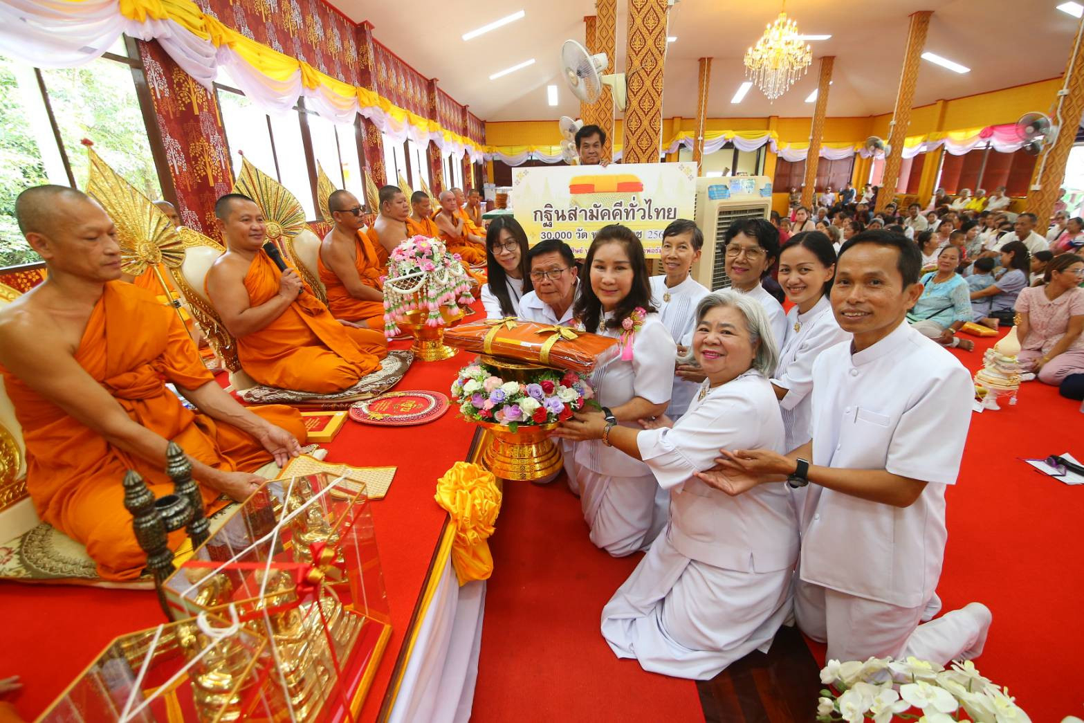 ภาพร่วมพิธีกรรมวัดเกาะไม้แดง