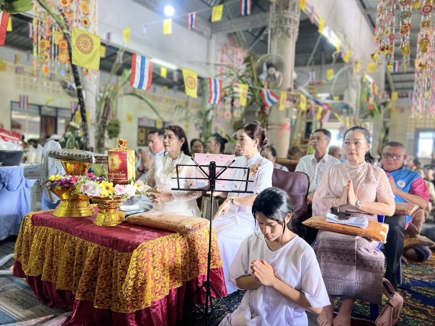 ภาพหมู่ถือพานถวายปัจจัยวัดร่มโพธิ์ทอง