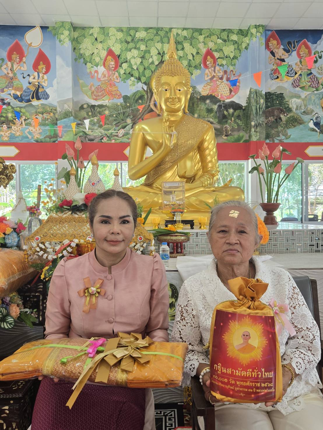 ภาพหมู่ถือพานถวายปัจจัยที่พักสงฆ์โพธิญาณ ปณพรรณ ระวังเหตุ