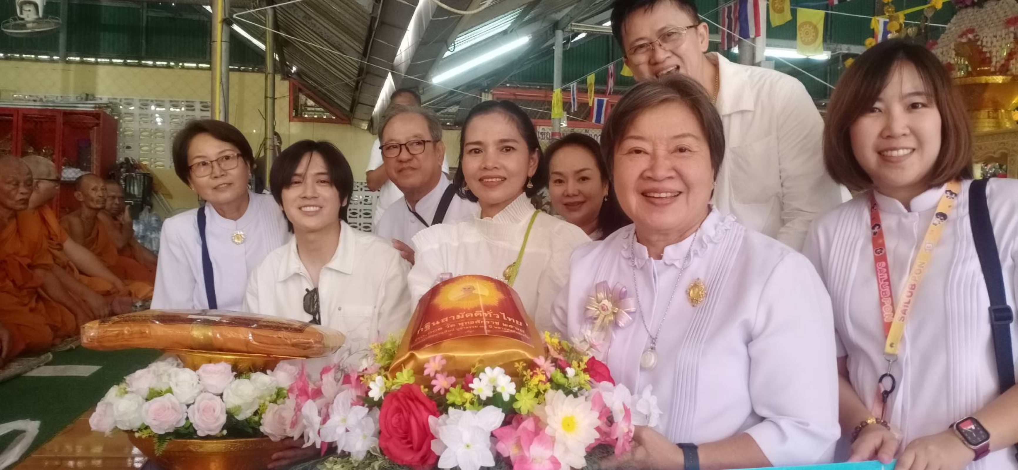 ภาพหมู่ถือพานถวายปัจจัยวัดเขาเจริญสุข