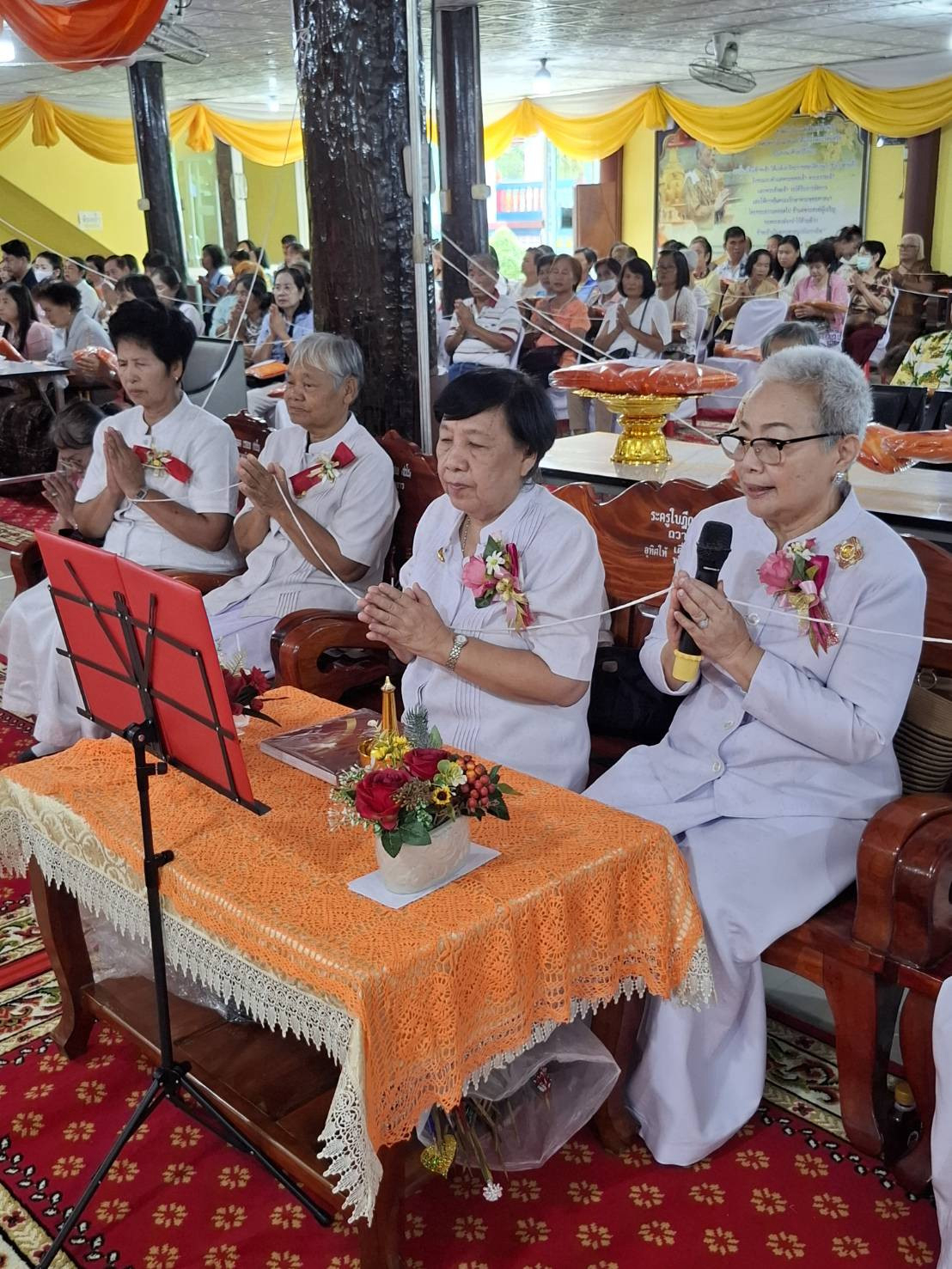 ภาพกล่าวคำถวายกฐินวัดลาดบัวขาว