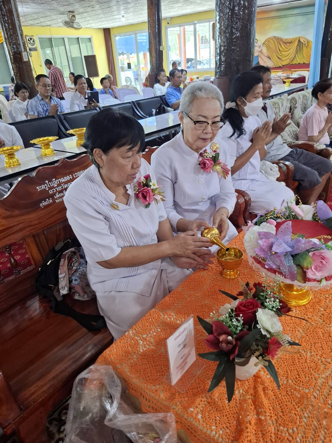 ภาพร่วมพิธีกรรมวัดลาดบัวขาว